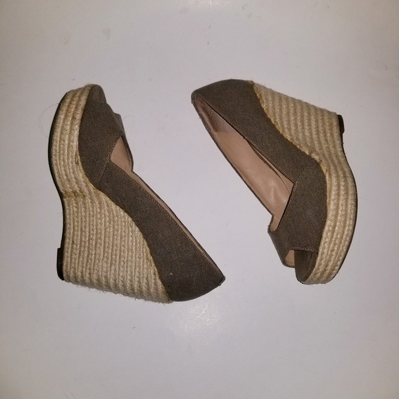 Vince Camuto VP-Taylor Canvas Peep Toe Wedge - Picture 4 of 7